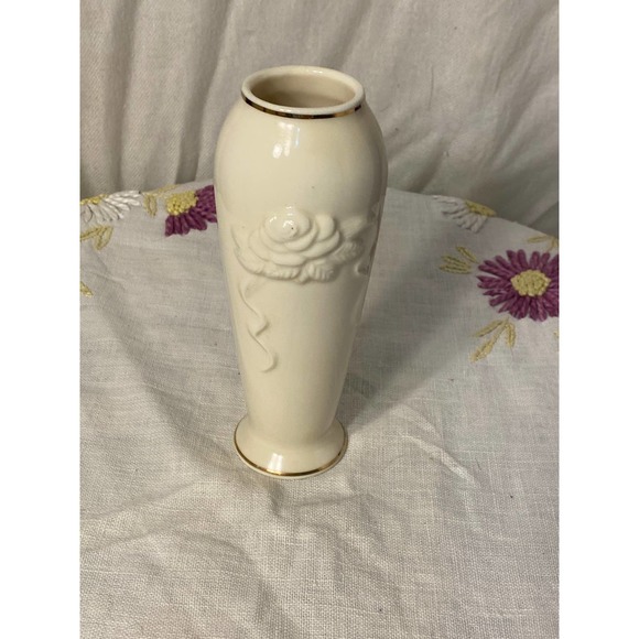 Lenox Bone China, Embossed Rose, Bud Vase 5 ¾" Porcelain with metallic gold trim - Picture 13 of 13